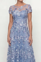 Laden Sie das Bild in den Galerie-Viewer, Staubiges Blau A-Linie Kurzärmel Mutter der Braut Kleid mit Stickerei