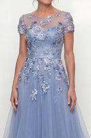 Laden Sie das Bild in den Galerie-Viewer, Staubiges Blau Besticktes Kurzärmel Mutter der Braut Kleid mit Rüschen
