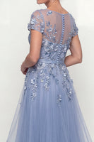 Laden Sie das Bild in den Galerie-Viewer, Staubiges Blau Besticktes Kurzärmel Mutter der Braut Kleid mit Rüschen