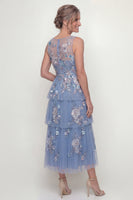 Laden Sie das Bild in den Galerie-Viewer, Staubiges Blaues Rüschen A-Linie Pailletten Midi Mutter der Braut Kleid mit Stickerei