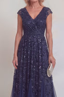 Laden Sie das Bild in den Galerie-Viewer, Marineblaue Spitzen-Pailletten – eine Linie V-Ausschnitt langes Mutter-der-der-Braut-Kleid mit Ärmeln
