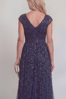 Laden Sie das Bild in den Galerie-Viewer, Marineblaue Spitzen-Pailletten – eine Linie V-Ausschnitt langes Mutter-der-der-Braut-Kleid mit Ärmeln