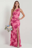 Laden Sie das Bild in den Galerie-Viewer, Eine Schulter Scheide Knallpinkes Blumenstickerei Hochzeitsgastkleid mit Schlitz