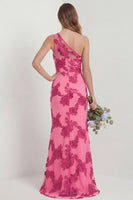 Laden Sie das Bild in den Galerie-Viewer, Eine Schulter Scheide Knallpinkes Blumenstickerei Hochzeitsgastkleid mit Schlitz