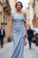 Laden Sie das Bild in den Galerie-Viewer, Hellblaue einschulterige Scheide mit gerafftem langen Mutter-der-Braut-Kleid mit 3D-Blumen