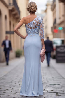 Ein Schulter hellblaues, mit Applikation verziertes Blumenkleid Mutter der Braut