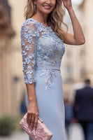Laden Sie das Bild in den Galerie-Viewer, Ein Schulter hellblaues, mit Applikation verziertes Blumenkleid Mutter der Braut