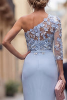 Laden Sie das Bild in den Galerie-Viewer, Ein Schulter hellblaues, mit Applikation verziertes Blumenkleid Mutter der Braut