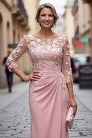 Laden Sie das Bild in den Galerie-Viewer, Rouge-Sheath-Bateau-Ausschnitt mit Blumen, gerafftes langes Mutter-der-Braut-Kleid mit Applikationen