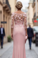 Laden Sie das Bild in den Galerie-Viewer, Rouge-Sheath-Bateau-Ausschnitt mit Blumen, gerafftes langes Mutter-der-Braut-Kleid mit Applikationen