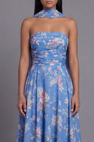 Laden Sie das Bild in den Galerie-Viewer, Trägerloses Chiffon-Blau gemustertes Midi-Hochzeitskleid mit Halsschal und Halsschal