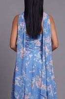 Laden Sie das Bild in den Galerie-Viewer, Trägerloses Chiffon-Blau gemustertes Midi-Hochzeitskleid mit Halsschal und Halsschal