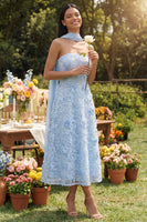 Laden Sie das Bild in den Galerie-Viewer, Blaues Trägerloses Appliquiertes Florales Midi-Hochzeitskleid mit Halsschal