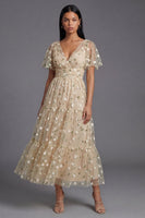 Laden Sie das Bild in den Galerie-Viewer, Champagner V-Ausschnitt Besticktes A-Linie Tüll Blumenkleid mit Flatterärmeln
