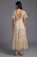 Laden Sie das Bild in den Galerie-Viewer, Champagner V-Ausschnitt Besticktes A-Linie Tüll Blumenkleid mit Flatterärmeln