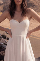 Laden Sie das Bild in den Galerie-Viewer, Elfenbeinfarbenes Maxi-Trägerloses Strand-Hochzeitskleid mit Schlitz