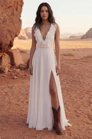 Laden Sie das Bild in den Galerie-Viewer, V-Ausschnitt A-Linie Elfenbein-Maxi-Brautkleid mit Rüschen und Schlitz