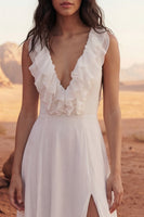 Laden Sie das Bild in den Galerie-Viewer, V-Ausschnitt A-Linie Elfenbein-Maxi-Brautkleid mit Rüschen und Schlitz