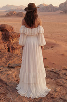 Laden Sie das Bild in den Galerie-Viewer, Elfenbein Schulterfreies Maxi A Linie Strand Hochzeitskleid mit Rüschen