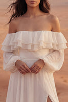 Laden Sie das Bild in den Galerie-Viewer, Elfenbein Schulterfreies Maxi A Linie Strand Hochzeitskleid mit Rüschen
