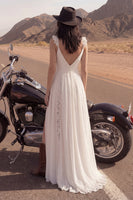 Laden Sie das Bild in den Galerie-Viewer, Elfenbein V-Ausschnitt A-Linie Spitze Strand Brautkleid mit Schlitz