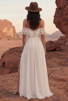 Schlichtes Elfenbein Schulterfreies Langes Strand Hochzeitskleid mit Schlitz