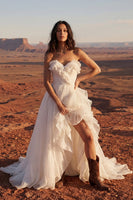 Laden Sie das Bild in den Galerie-Viewer, Elfenbein Trägerloses Maxi Strand Hochzeitskleid mit Rüschen