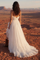 Laden Sie das Bild in den Galerie-Viewer, Elfenbein Trägerloses Maxi Strand Hochzeitskleid mit Rüschen