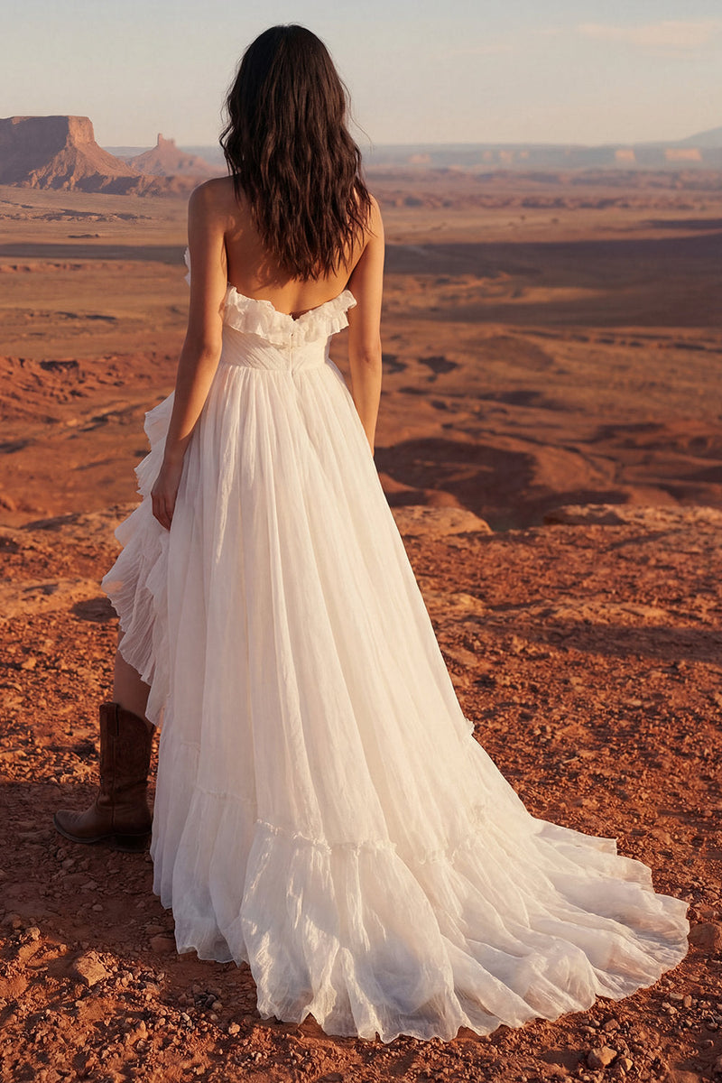Laden Sie das Bild in den Galerie-Viewer, Elfenbein Trägerloses Maxi Strand Hochzeitskleid mit Rüschen