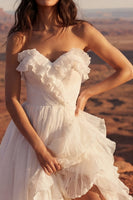 Laden Sie das Bild in den Galerie-Viewer, Elfenbein Trägerloses Maxi Strand Hochzeitskleid mit Rüschen