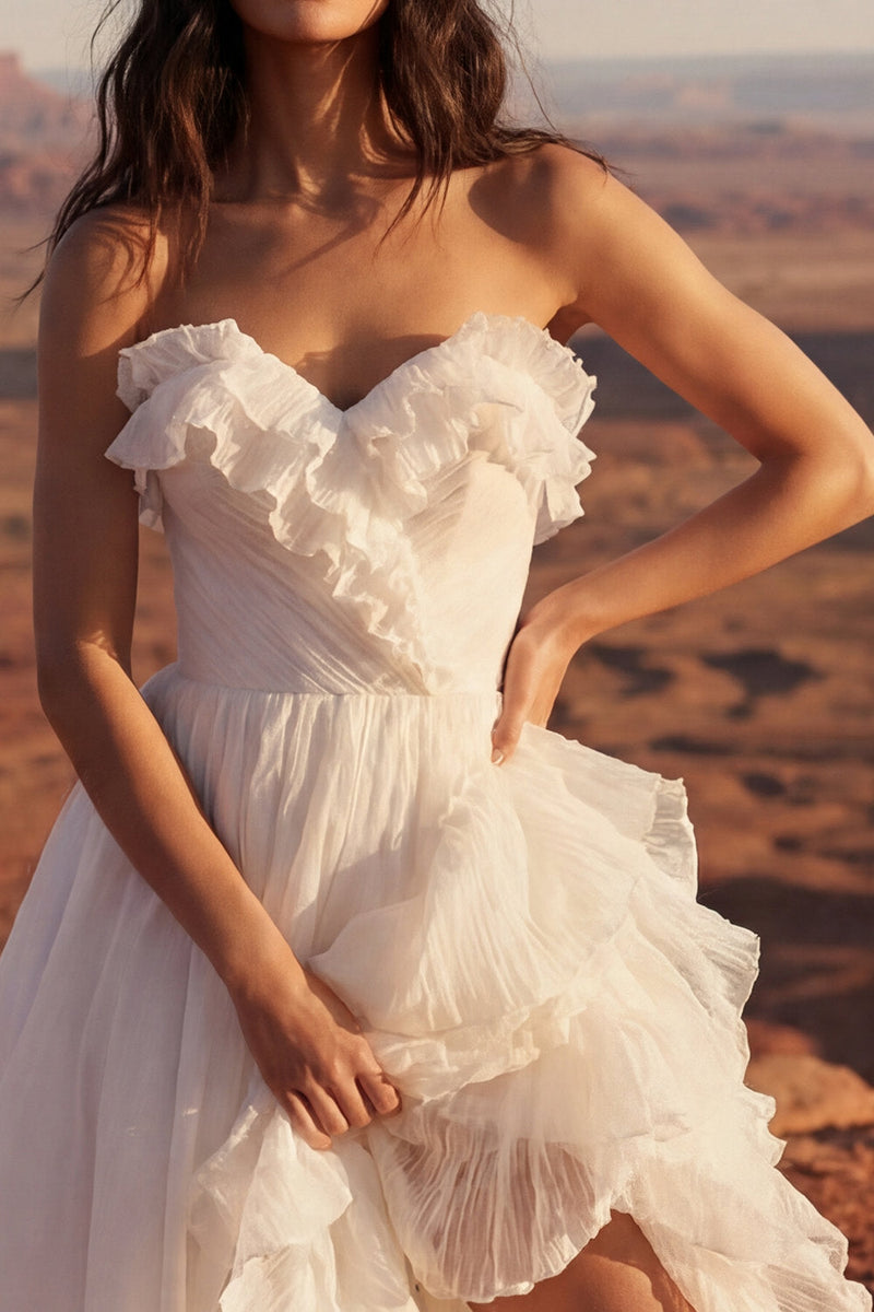 Laden Sie das Bild in den Galerie-Viewer, Elfenbein Trägerloses Maxi Strand Hochzeitskleid mit Rüschen