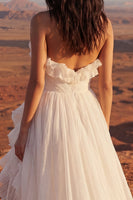 Laden Sie das Bild in den Galerie-Viewer, Elfenbein Trägerloses Maxi Strand Hochzeitskleid mit Rüschen