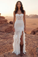 Laden Sie das Bild in den Galerie-Viewer, Zapaka Damen Blumen Elfenbein Spitze Langes Boho Hochzeitskleid Rüschen Trägerloses Verlobungskleid mit Schlitz
