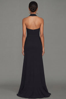 Schwarzer Halterhals mit Rüschen und Ausschnitt langes Festkleid mit Schlitz