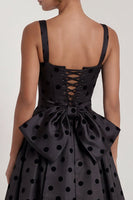 Laden Sie das Bild in den Galerie-Viewer, A-Linie Satin, schwarze weiße Punkte, quadratischer Ausschnitt, langes Festkleid mit Schleife