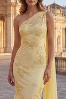 Laden Sie das Bild in den Galerie-Viewer, Gelbes Meerjungfrauen-Blumenbesticktes langes Abschlussballkleid mit Seitenumhang