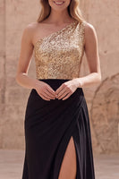 Laden Sie das Bild in den Galerie-Viewer, Glitzerndes goldenes und schwarzes Einschulter-Meerjungfrauenlangkleid mit Schlitz