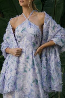 Laden Sie das Bild in den Galerie-Viewer, Hellviolettes Langes Blumenmuster A-Linie Neckholder Rückenloses Festliches Kleid mit Umhang