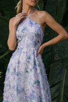 Laden Sie das Bild in den Galerie-Viewer, Hellviolettes Langes Blumenmuster A-Linie Neckholder Rückenloses Festliches Kleid mit Umhang