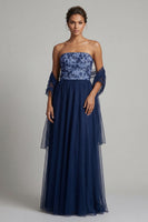 Laden Sie das Bild in den Galerie-Viewer, Marineblaues A Linie Trägerloses Langes Tüll Kleid Mutter der Braut mit Girlande