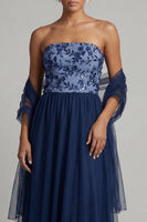 Laden Sie das Bild in den Galerie-Viewer, Marineblaues A Linie Trägerloses Langes Tüll Kleid Mutter der Braut mit Girlande