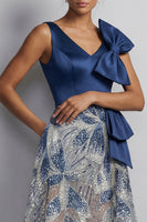 Laden Sie das Bild in den Galerie-Viewer, Glitzernder marineblauer V-Ausschnitt A-Linien-Mutter-der-der-Braut-Kleid mit Schleife