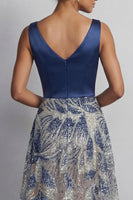 Laden Sie das Bild in den Galerie-Viewer, Glitzernder marineblauer V-Ausschnitt A-Linien-Mutter-der-der-Braut-Kleid mit Schleife