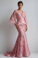 Laden Sie das Bild in den Galerie-Viewer, Glitzerndes rosa V-Ausschnitt Meerjungfrauenkleid Mutter der Braut mit Umhangärmeln