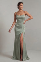 Laden Sie das Bild in den Galerie-Viewer, Hellgrünes Satin-Meerjungfrauenkleid Mutter der Braut mit abnehmbarem Umhang
