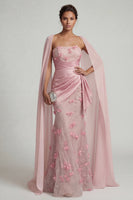 Laden Sie das Bild in den Galerie-Viewer, Trägerloses pinkes Meerjungfrauen-Blumenkleid Mutter der Braut mit abnehmbarem Umhang