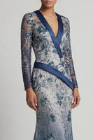 Laden Sie das Bild in den Galerie-Viewer, Florales V-Ausschnitt Meerjungfrauenblau appliquiertes Mutter-der-Braut-Kleid