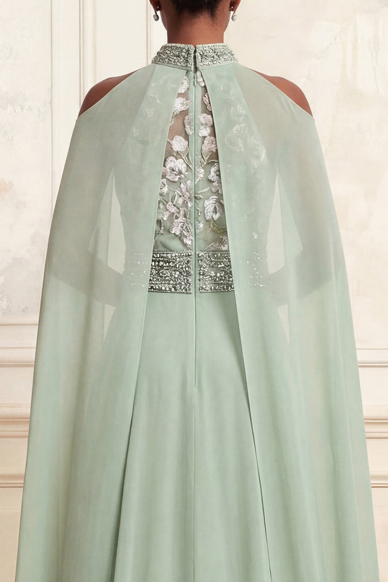 Laden Sie das Bild in den Galerie-Viewer, A-Linie Neckholderhals staubiges Salbei-Tüll-Stickkleid mit Perlen und langem Abschlussball mit Umhang