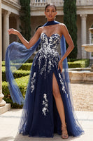 Laden Sie das Bild in den Galerie-Viewer, Glitzerblau A-Linie Sweetheart Seitenschlitz langes Tüll-Abschlusskleid mit Halsschal