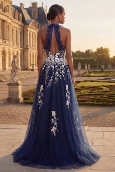 Marineblauer Halter, bestickter Tüll, ein langes Abschlussballkleid mit Schlitz